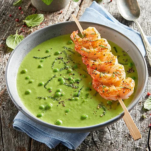 Feine Erbsensuppe mit knackigen Garnelen
