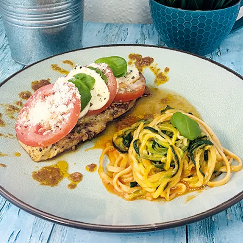 Putenbrust „Milano“ mit Zucchininester al Arrabiata